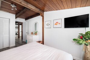 2 bedrooms, iron/ironing board, internet, bed sheets - The Cottage @ Dolphin's Watch Down (Folly Beach)