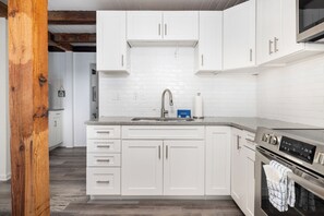 Coffee/tea maker, fridge, cookware/dishes/utensils - The Cottage @ Dolphin's Watch Down (Folly Beach)