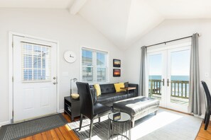 TV - "The Retreat" at Dolphin's Watch - Up (Folly Beach)