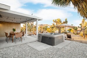 Outdoor dining - Chuckwalla by AvantStay | Joshua Tree Haven w/ Hot Tub & Modern Interior (Yucca Valley)