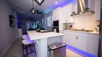 House, 2 Bedrooms | Private kitchen | Fridge, oven, coffee/tea maker, toaster