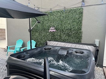 Pet Friendly Modern Zen Studio Retreat W/ Hot Tub! Home by RedAw