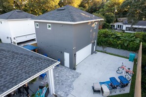 Ein Wohngebiet mit Garage, überdachter Terrasse und Sitzgelegenheit sowie einem Fahrrad.