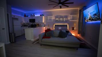 Studio | Schreibtisch, laptopgeeigneter Arbeitsplatz, Bügeleisen/Bügelbrett