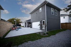 Ein modernes, zweistöckiges Haus mit Garage, Auffahrt und kleinem Rasen.