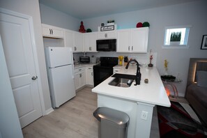 Studio | Eget kjøkken | Kjøleskap, ovn, oppvaskmaskin og kaffetrakter/tekoker