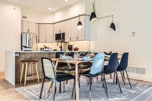 คอนโด, 2 ห้องนอน | ร้านอาหาร
