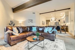 Condo, 2 chambres | Aire de séjour | Téléviseur connecté