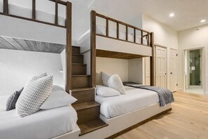 Appartement, 2 slaapkamers | 2 slaapkamers, een laptopwerkplek, een strijkplank/strijkijzer