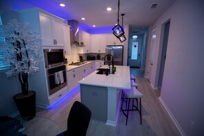 House, 1 Bedroom | Private kitchen | Fridge, oven, coffee/tea maker, electric kettle