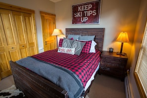 1 bedroom, laptop workspace, iron/ironing board, free WiFi - Spacious, Mountain Chic, Close to Ski Lift 1 bedroom - TM316 by Redawning (Copper Mountain)