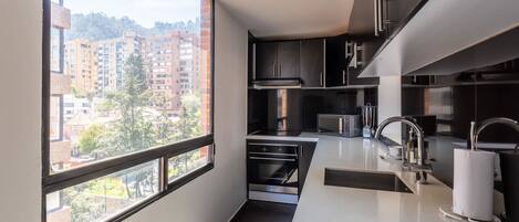 雪櫃、微波爐、焗爐、爐具