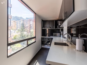 Réfrigérateur, micro-ondes, four, plaque de cuisson