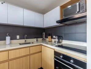 Réfrigérateur, micro-ondes, four, plaque de cuisson