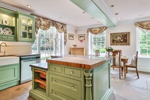 Fridge, microwave, oven, dishwasher - Walcot Hall (Walcot)