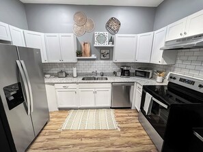 Réfrigérateur, four à micro-ondes, un four, surface de cuisson