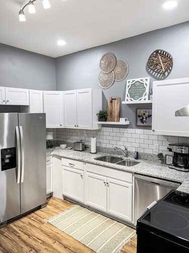 Your home away from Home. 4 blocks from downtown, 2 miles from MTSU