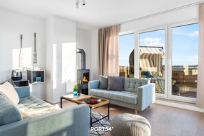 TV, fireplace - StrandLoft - Infrared sauna, fireplace, balcony, beach chair, Baltic Sea view (Olpenitz)