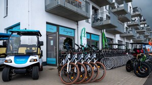 Une rangée de vélos est garée devant un bâtiment sur lequel on peut lire l’inscription « Port54 ».