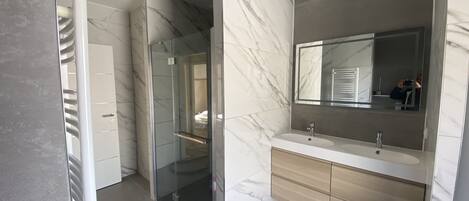 Regadera, amenidades de baño gratuitas, secadora de cabello, toallas