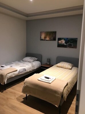 3 bedrooms, desk, iron/ironing board, free WiFi