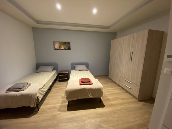 3 chambres, bureau, fer et planche à repasser, accès au Wi-Fi (inclus)