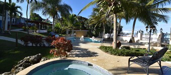 Apt 8, Beautiful Property, pool, Jacuzzi, sports, kids area,10 min to airport