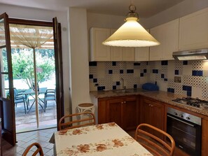 Kühlschrank, Ofen, Geschirrspüler, Wasserkocher mit Kaffee-/Teezubehör