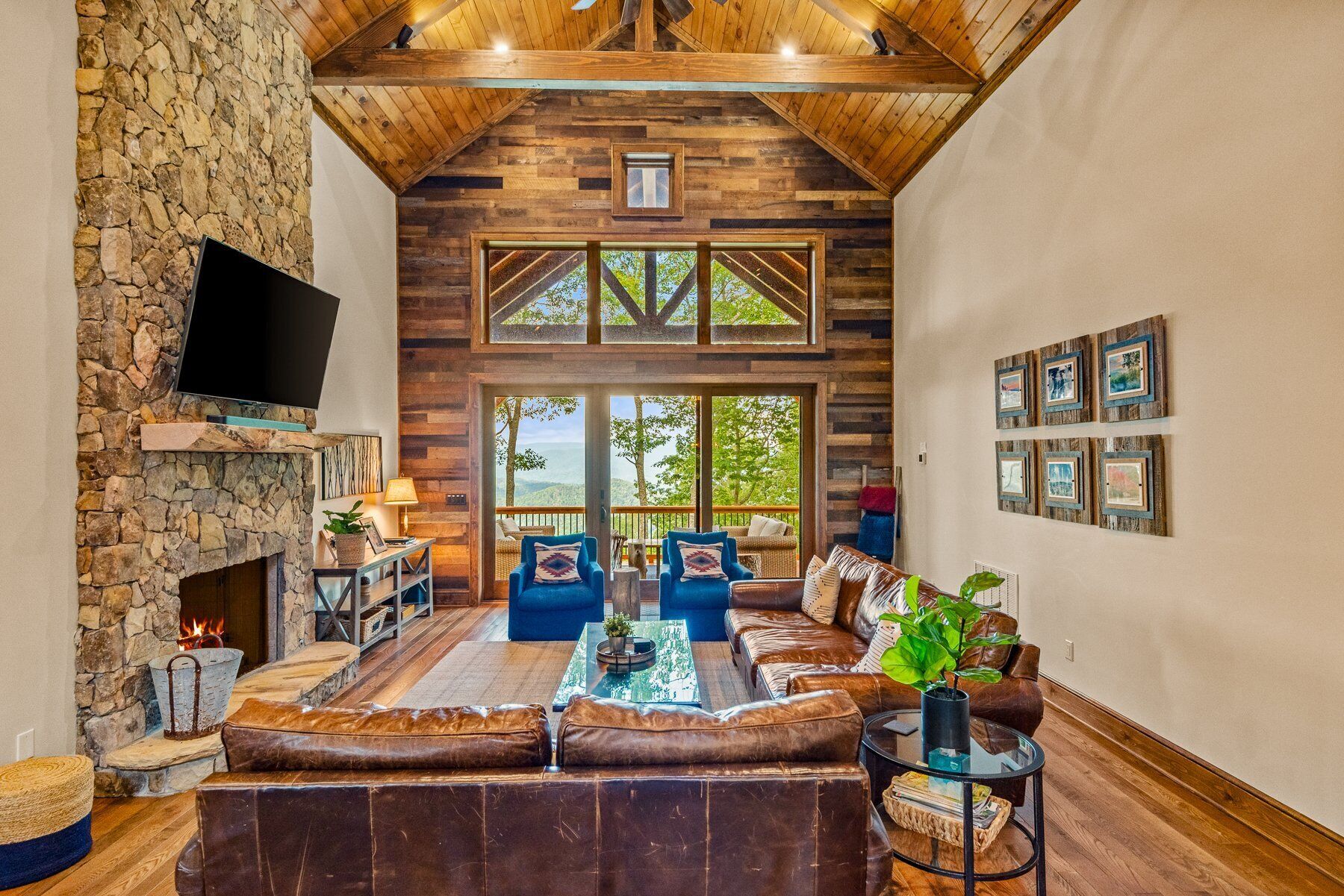 Televisión, chimenea y futbolito 