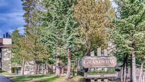 A sign for Grandview at Beckenridge with a clear view of the surrounding trees and a paved road. - Lovely 2 BDR Condo - Close to Skiing & Main St! (Breckenridge)
