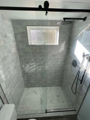 Combined shower/tub, towels