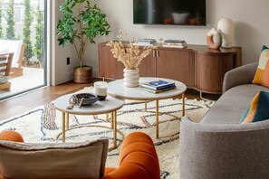 TV, offices - La Jolla Cove Entire Renovated, Designed Home (San Diego)