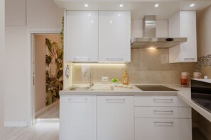 Kylskåp, mikrovågsugn, ugn och spishäll