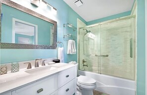 Duschwanne, Haartrockner, Handtücher