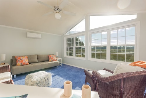 Great Location on the Okatie River just minutes from Hilton Head and Beaufort