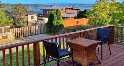 Perch - LFP View Home: Cozy 4BR Home, Lake Washington View Deck, Backyard