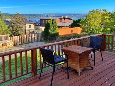 Perch - LFP View Home: Cozy 4BR Home, Lake Washington View Deck, Backyard