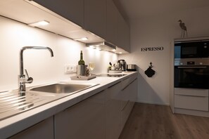 Køleskab, mikrobølgeovn, ovn, kogeplade