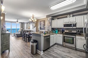 Refrigerador, microondas, horno y parrilla de estufa 