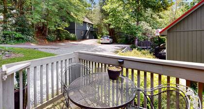 2-story home near Sugar Mountain w/deck, gas grill, & shared pool
