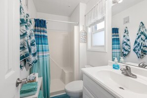 Combined shower/bathtub, towels