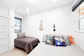 4 bedrooms, internet, bed sheets