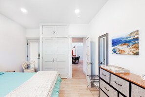 4 bedrooms, internet, bed sheets
