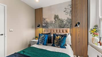 5 bedrooms, iron/ironing board, internet, bed sheets