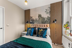 5 bedrooms, iron/ironing board, Internet, bed sheets