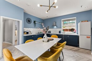 Spices, dining tables - The Exquisite Gem of Whitby - Garden Terrace (Whitby)