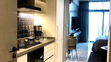 Fridge, oven, stovetop, coffee/tea maker