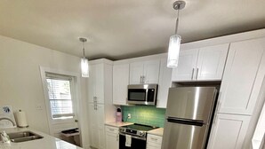 Coffee/tea maker, fridge, microwave, oven - Davis Islands Oasis | 3BR Beachy Retreat w/ Pool (Tampa)