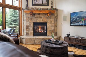 Smart TV, chimenea, oficina