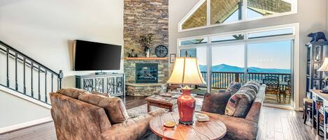 تلفزيون، مدفأة، مشغل دي في دي